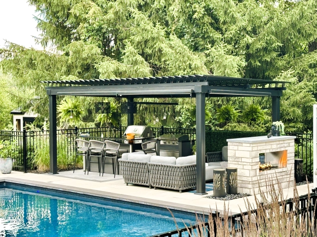 Cour arriere contemporaine pergolas foyer exterieur piscine creusee